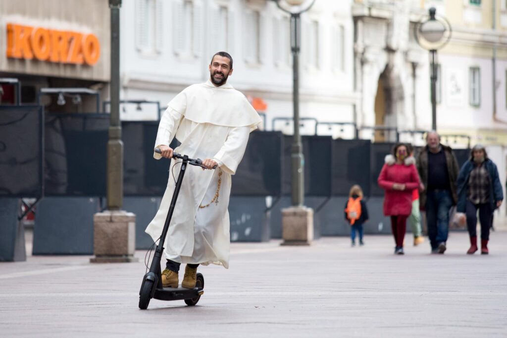 fr. Ivan Dominik Ilić dok je bio u Rijeci često se vozio romobilom (Foto: Nel Pavletic/PIXSELL)