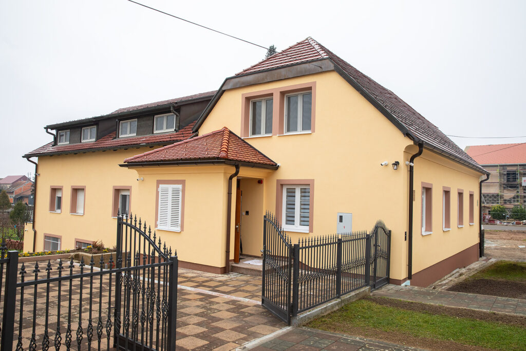 Obnovljeni post-potresni samostan Sv Križa u Petrinji, a u njemu je i dom za studentice (Foto: Stjepan Vego )